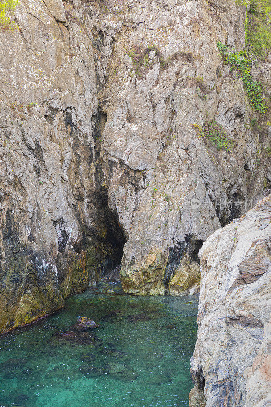 Cala Fosca, Camí de Ronda, Palamós -带岩脉的火成岩